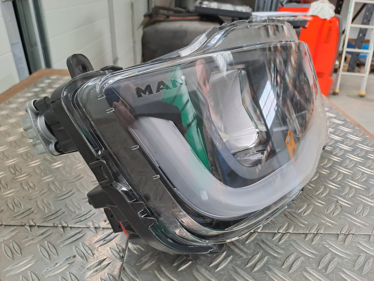 ---Neuwertiger Scheinwerfer und Träger MAN TG3 / TGS / TGX, Artikel - Nr. : 81.25101 - 6738 - Feu avant pour Camion: photos 4 ---Neuwertiger Scheinwerfer und Träger MAN TG3 / TGS / TGX, Artikel - Nr. : 81.25101 - 6738 - Feu avant pour Camion: photos 4