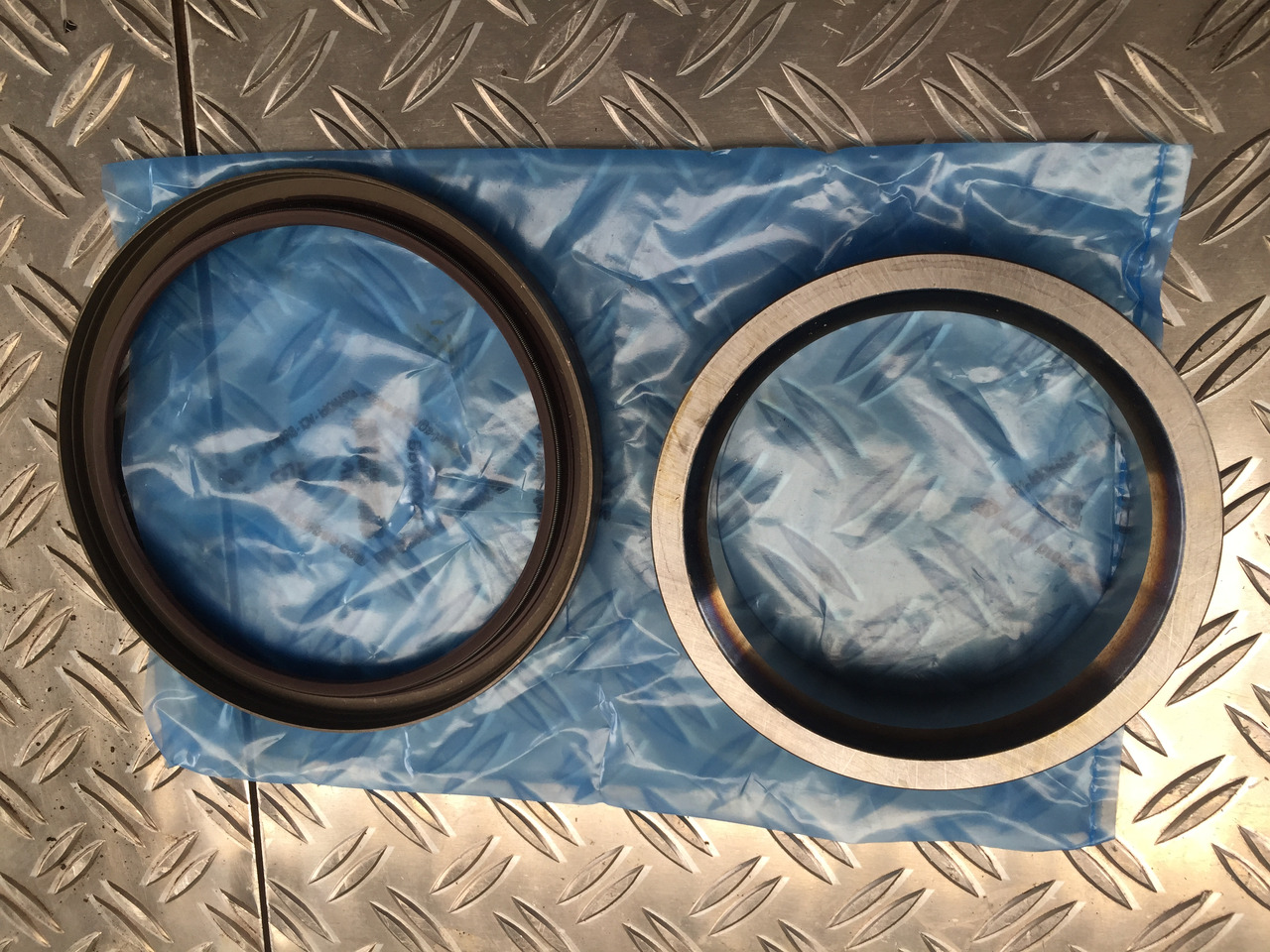 Neuwertiges MAN TGA, F 2000 Achsgetriebe, Reparatursatz, Artikel - Nr. : 81.35710 - 6016 - Boîte de vitesse et pièces pour Camion: photos 1 Neuwertiges MAN TGA, F 2000 Achsgetriebe, Reparatursatz, Artikel - Nr. : 81.35710 - 6016 - Boîte de vitesse et pièces pour Camion: photos 1