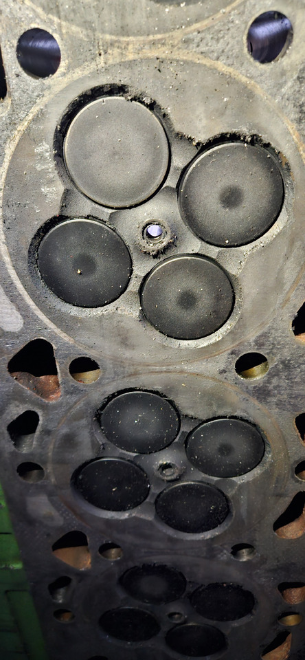 JOHN DEERE Cylinderhead R504243 - Culasse: photos 3 JOHN DEERE Cylinderhead R504243 - Culasse: photos 3