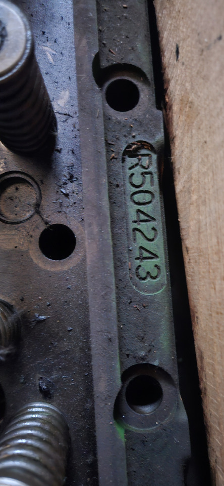 JOHN DEERE Cylinderhead R504243 - Culasse: photos 2 JOHN DEERE Cylinderhead R504243 - Culasse: photos 2