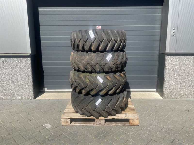 Everest 12.5-18 - Tire/Reifen/Band - Pneus et jantes pour Engins de chantier: photos 1 Everest 12.5-18 - Tire/Reifen/Band - Pneus et jantes pour Engins de chantier: photos 1