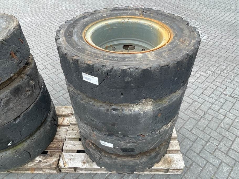 Liebherr 10.00-20 - Tire/Reifen/Band - Pneus et jantes pour Engins de chantier: photos 5 Liebherr 10.00-20 - Tire/Reifen/Band - Pneus et jantes pour Engins de chantier: photos 5