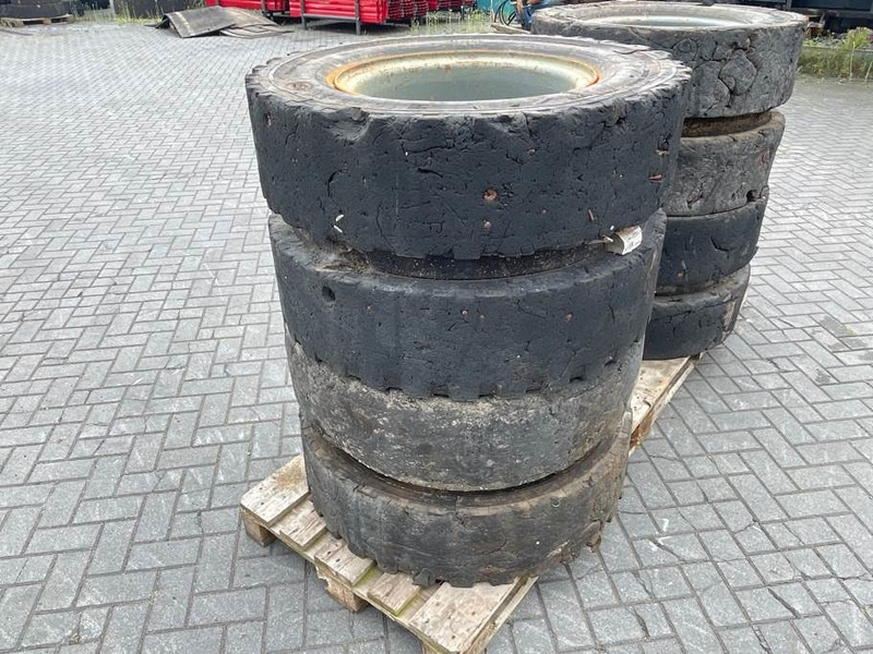 Liebherr 10.00-20 - Tire/Reifen/Band - Pneus et jantes pour Engins de chantier: photos 2 Liebherr 10.00-20 - Tire/Reifen/Band - Pneus et jantes pour Engins de chantier: photos 2