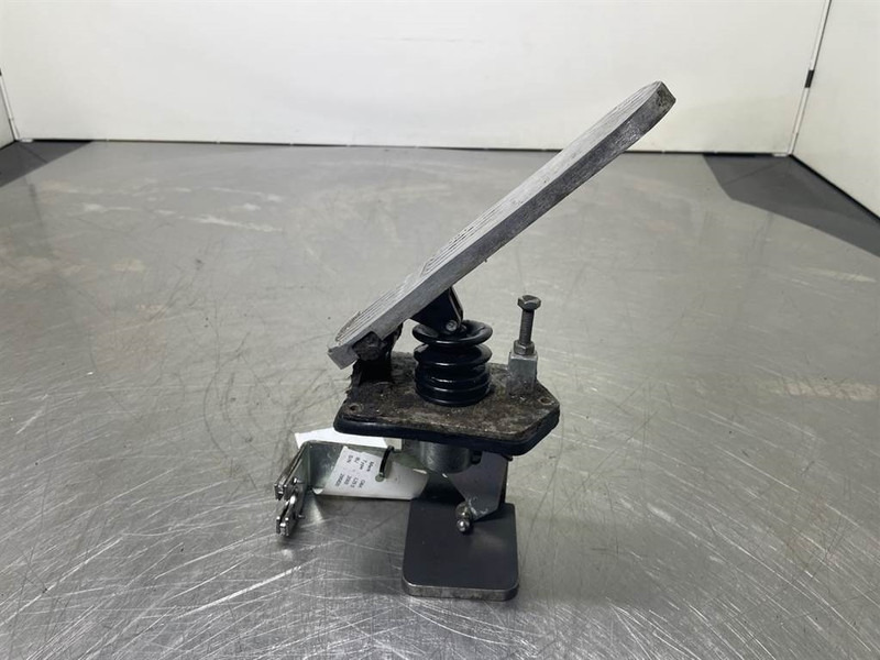 O & K L25.5 - Gas pedal/Fusspedal/Gaspedaal - Cabine et intérieur pour Engins de chantier: photos 3 O & K L25.5 - Gas pedal/Fusspedal/Gaspedaal - Cabine et intérieur pour Engins de chantier: photos 3