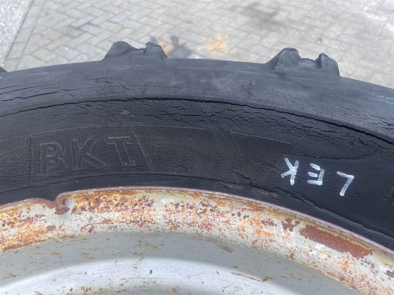 Schaeff SKS661-BKT 405/70-24 (16/70-24)-Tire/Reifen/Band - Pneus et jantes pour Engins de chantier: photos 3 Schaeff SKS661-BKT 405/70-24 (16/70-24)-Tire/Reifen/Band - Pneus et jantes pour Engins de chantier: photos 3