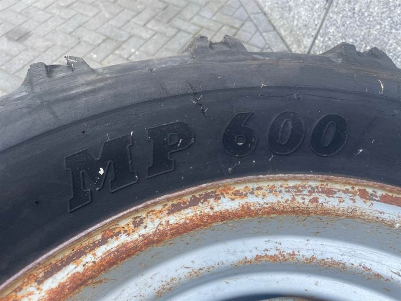 Schaeff SKS661-BKT 405/70-24 (16/70-24)-Tire/Reifen/Band - Pneus et jantes pour Engins de chantier: photos 5 Schaeff SKS661-BKT 405/70-24 (16/70-24)-Tire/Reifen/Band - Pneus et jantes pour Engins de chantier: photos 5