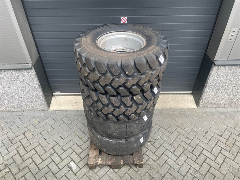 Terex TL120-BKT 400/70R20-Tire/Reifen/Band - Pneus et jantes pour Engins de chantier: photos 2 Terex TL120-BKT 400/70R20-Tire/Reifen/Band - Pneus et jantes pour Engins de chantier: photos 2