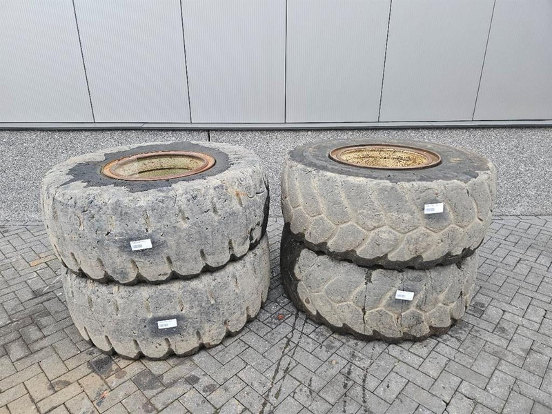 Terex TL260S-Banden 20.5-R25-Solid wheels / Full Gummi - Pneus et jantes pour Engins de chantier: photos 1 Terex TL260S-Banden 20.5-R25-Solid wheels / Full Gummi - Pneus et jantes pour Engins de chantier: photos 1