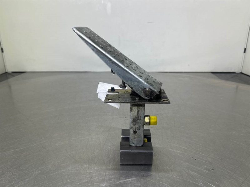 Terex TW150-Atlas 6049419/6047885-Gas pedal - Cabine et intérieur pour Engins de chantier: photos 2 Terex TW150-Atlas 6049419/6047885-Gas pedal - Cabine et intérieur pour Engins de chantier: photos 2