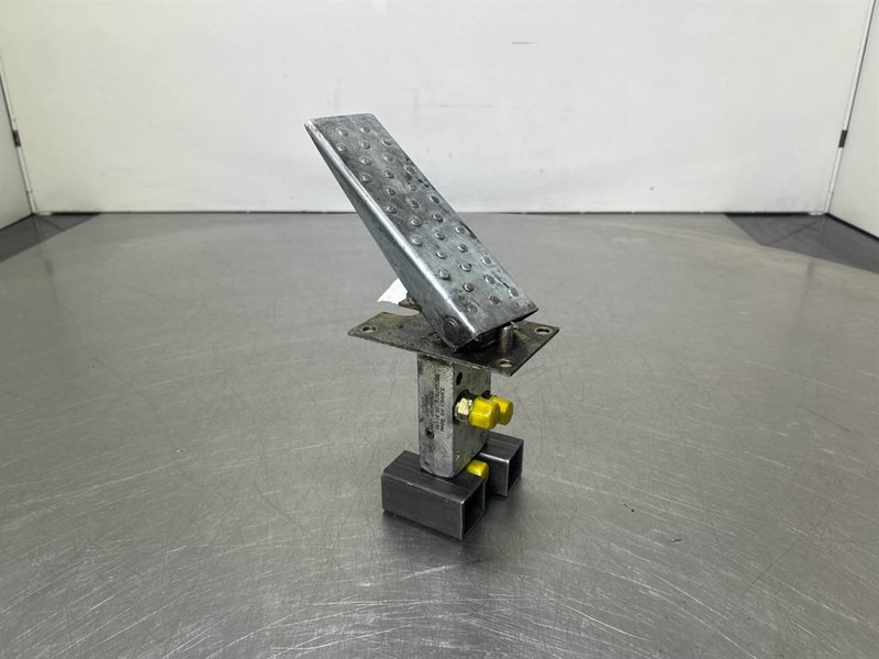 Terex TW150-Atlas 6049419/6047885-Gas pedal - Cabine et intérieur pour Engins de chantier: photos 1 Terex TW150-Atlas 6049419/6047885-Gas pedal - Cabine et intérieur pour Engins de chantier: photos 1