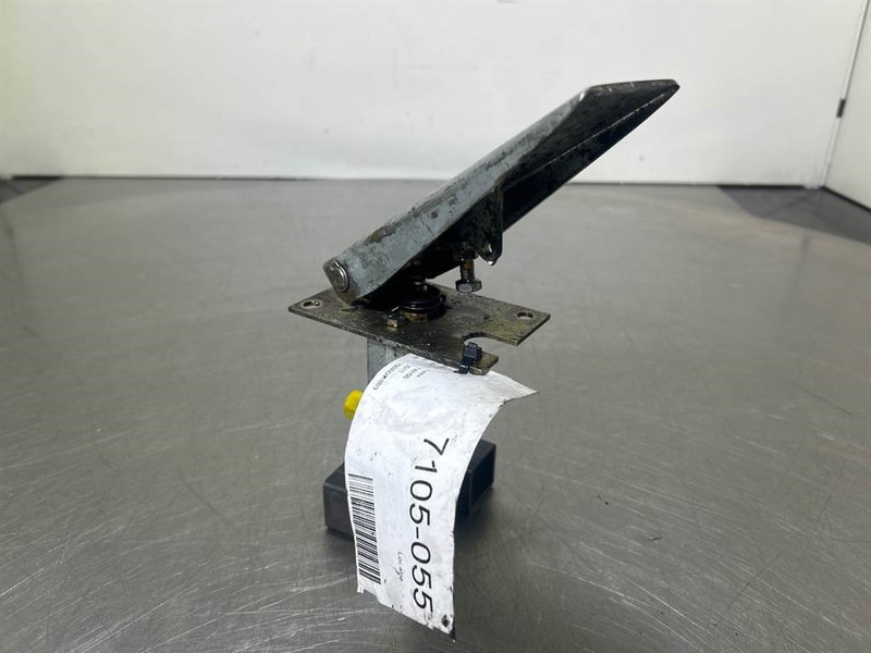 Terex TW150-Atlas 6049419/6047885-Gas pedal - Cabine et intérieur pour Engins de chantier: photos 4 Terex TW150-Atlas 6049419/6047885-Gas pedal - Cabine et intérieur pour Engins de chantier: photos 4