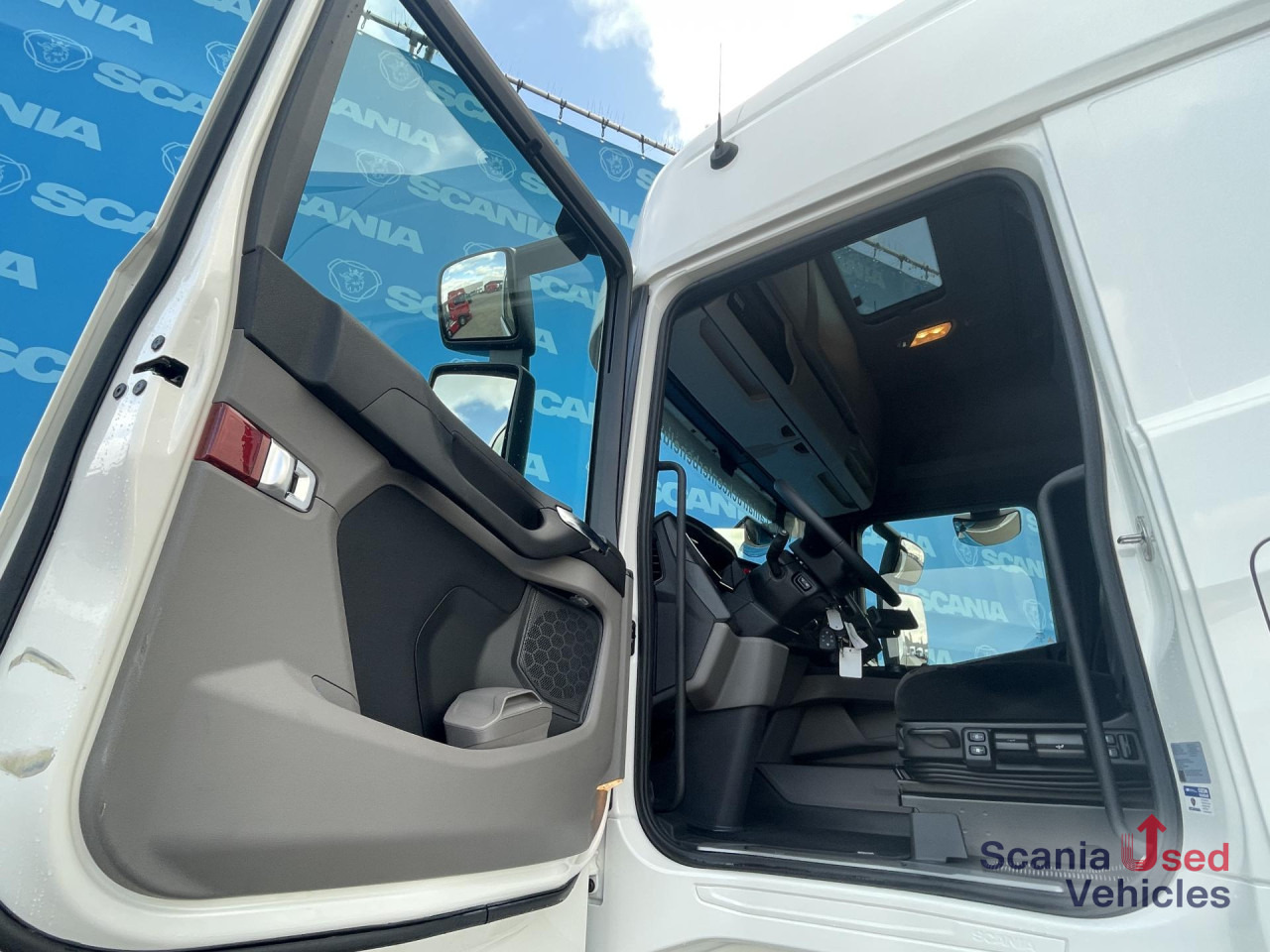 SCANIA R 420 A4x2NA DIFF LOCK CRB LED NAVI ACC 8T - Tracteur routier: photos 4 SCANIA R 420 A4x2NA DIFF LOCK CRB LED NAVI ACC 8T - Tracteur routier: photos 4