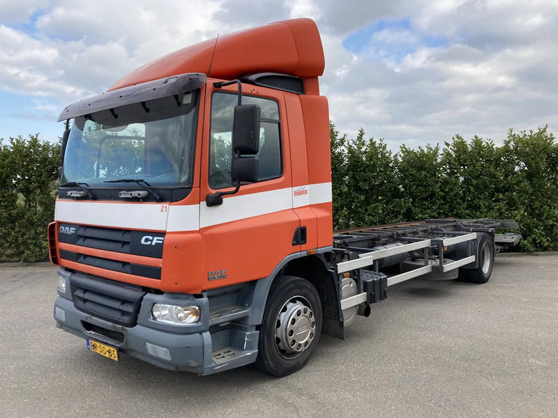 DAF CF65.180 Euro3 Manual / Laadklep - Châssis cabine: photos 2 DAF CF65.180 Euro3 Manual / Laadklep - Châssis cabine: photos 2