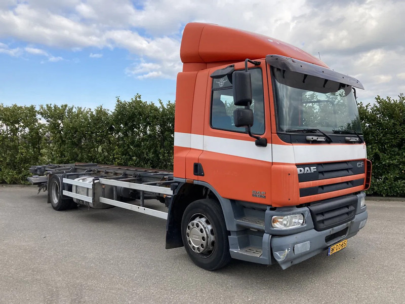 DAF CF65.180 Euro3 Manual / Laadklep - Châssis cabine: photos 1 DAF CF65.180 Euro3 Manual / Laadklep - Châssis cabine: photos 1