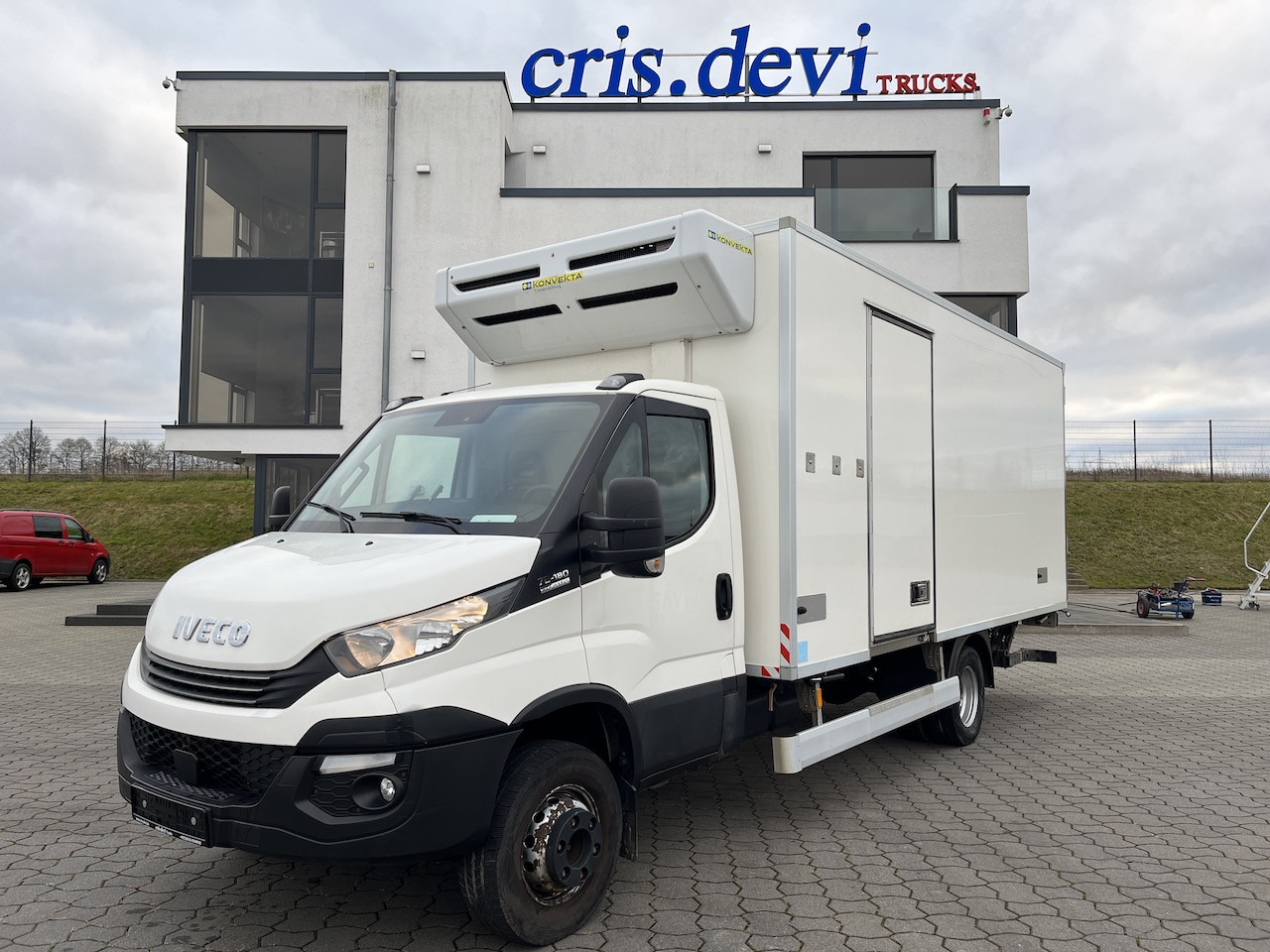 Iveco 70C18 Daily Tiefkühlkoffer mit Ladebordwand - Utilitaire frigorifique: photos 1 Iveco 70C18 Daily Tiefkühlkoffer mit Ladebordwand - Utilitaire frigorifique: photos 1