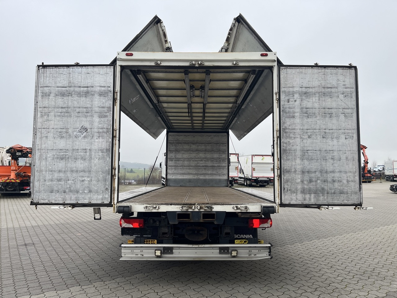 Scania R 450 6x2 Geränke Lenkachse Retarder - Camion pour le transport de boissons: photos 5 Scania R 450 6x2 Geränke Lenkachse Retarder - Camion pour le transport de boissons: photos 5