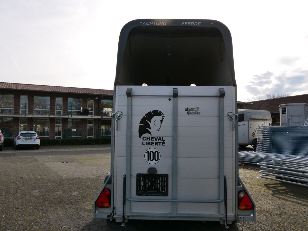Cheval Liberte Gold One Pullmann Alu schwenkbare Klappe - Remorque bétaillère: photos 4 Cheval Liberte Gold One Pullmann Alu schwenkbare Klappe - Remorque bétaillère: photos 4