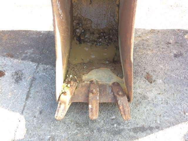 CATERPILLAR 430mm - type tractopelle - Godet pour pelle: photos 2 CATERPILLAR 430mm - type tractopelle - Godet pour pelle: photos 2