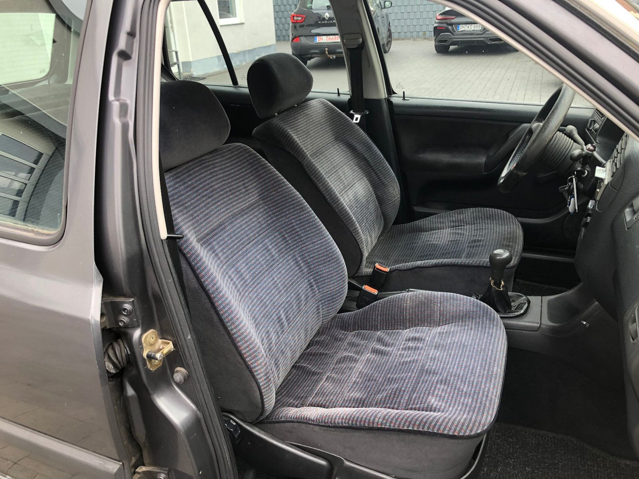 Berline Volkswagen Golf 1.8 GL Klima: photos 17