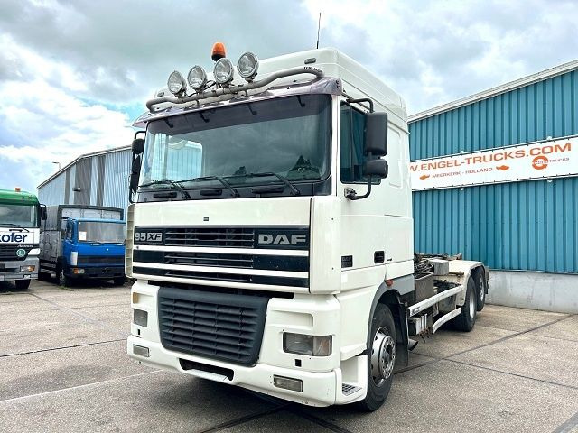 DAF 95.480 XF SPACECAB 6x2 WITH HOOK-ARM SYSTEM (EURO 3 / ZF16 MANUAL GEARBOX / ZF-INTARDER / STEEL-/AIR SUSPENSION / AIRCONDITIONIN - Camion ampliroll: photos 1 DAF 95.480 XF SPACECAB 6x2 WITH HOOK-ARM SYSTEM (EURO 3 / ZF16 MANUAL GEARBOX / ZF-INTARDER / STEEL-/AIR SUSPENSION / AIRCONDITIONIN - Camion ampliroll: photos 1