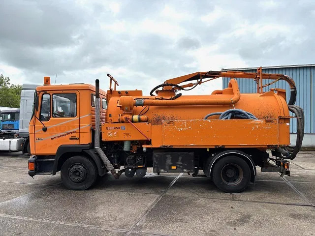 MAN F 15.192 (6-CILINDER) WITH GEESINK VACUUM TANK (MANUAL GEARBOX / P.T.O.) ORIGINAL DUTCH TRUCK - Camion vidangeur: photos 5 MAN F 15.192 (6-CILINDER) WITH GEESINK VACUUM TANK (MANUAL GEARBOX / P.T.O.) ORIGINAL DUTCH TRUCK - Camion vidangeur: photos 5