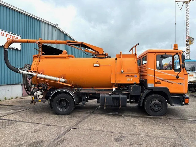 MAN F 15.192 (6-CILINDER) WITH GEESINK VACUUM TANK (MANUAL GEARBOX / P.T.O.) ORIGINAL DUTCH TRUCK - Camion vidangeur: photos 4 MAN F 15.192 (6-CILINDER) WITH GEESINK VACUUM TANK (MANUAL GEARBOX / P.T.O.) ORIGINAL DUTCH TRUCK - Camion vidangeur: photos 4