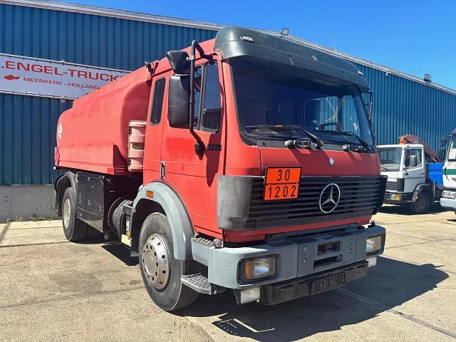 Mercedes-Benz SK 1726 (ORIGINAL GERMAN) 13.500 LITER TANK TRUCK (ZF16 MANUAL GEARBOX / FULL STEEL SUSPENSION / REDUCTION AXLE / ANALOG COUNTER - Camion citerne: photos 2 Mercedes-Benz SK 1726 (ORIGINAL GERMAN) 13.500 LITER TANK TRUCK (ZF16 MANUAL GEARBOX / FULL STEEL SUSPENSION / REDUCTION AXLE / ANALOG COUNTER - Camion citerne: photos 2