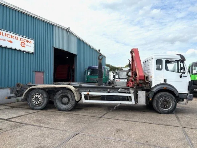 Mercedes-Benz SK 2527 6x2 HOOK-ARM SYSTEM WITH HMF CRANE (V6 ENGINE / ZF MANUAL GEARBOX / REDUCTION AXLE / STEEL SUSPENSION / P.T.O.) - Camion ampliroll, Camion grue: photos 4 Mercedes-Benz SK 2527 6x2 HOOK-ARM SYSTEM WITH HMF CRANE (V6 ENGINE / ZF MANUAL GEARBOX / REDUCTION AXLE / STEEL SUSPENSION / P.T.O.) - Camion ampliroll, Camion grue: photos 4
