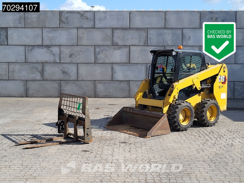 Caterpillar 226 D3 BUCKET + FORKS - Mini chargeuse: photos 1 Caterpillar 226 D3 BUCKET + FORKS - Mini chargeuse: photos 1