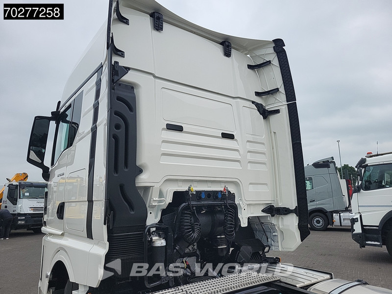 MAN TGX 18.520 4X2 NEW! GX Retarder 2x Tanks Standklima ACC - Tracteur routier: photos 3 MAN TGX 18.520 4X2 NEW! GX Retarder 2x Tanks Standklima ACC - Tracteur routier: photos 3