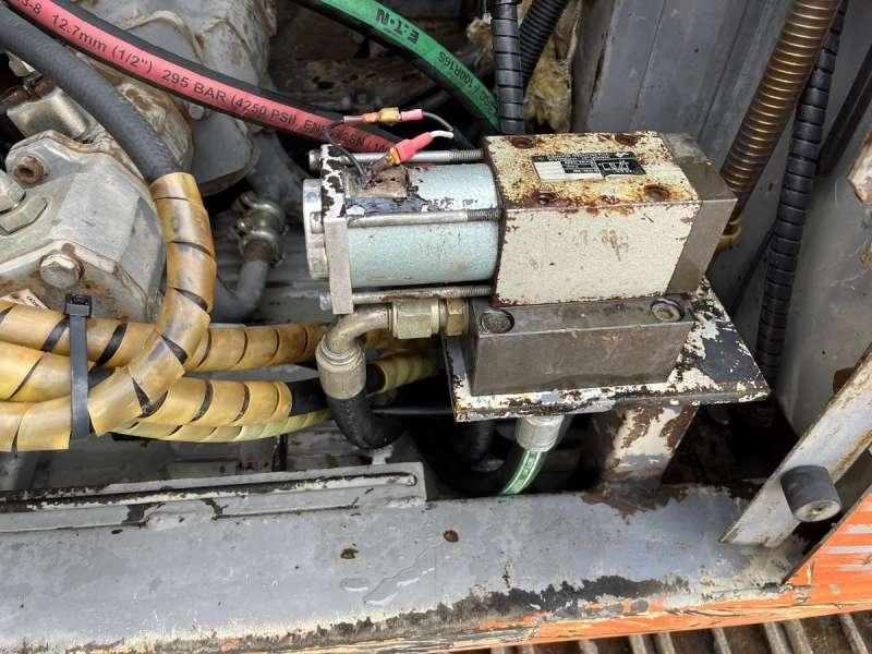 Pelle sur chenille Hitachi EX60: photos 29
