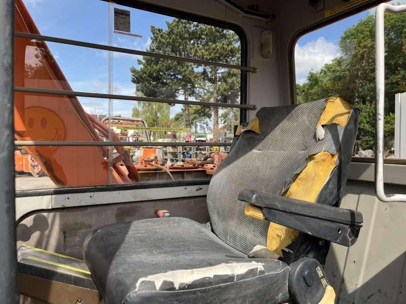 Pelle sur chenille Hitachi EX60: photos 39