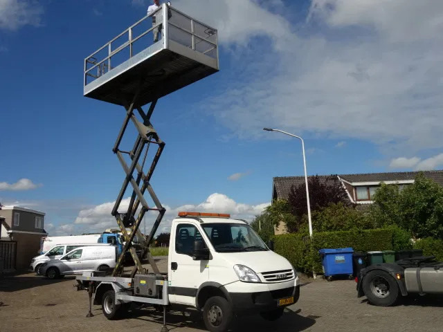 Iveco 40C12 SKY WORKER - Nacelle ciseaux: photos 1 Iveco 40C12 SKY WORKER - Nacelle ciseaux: photos 1