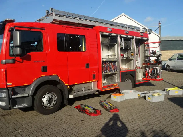 MAN TGM 15.250 FIRE TRUCK,2000 LITER TANK, FOAM TANK, AIRCO,WITH EQUIPMENT - Camion de pompier: photos 2 MAN TGM 15.250 FIRE TRUCK,2000 LITER TANK, FOAM TANK, AIRCO,WITH EQUIPMENT - Camion de pompier: photos 2