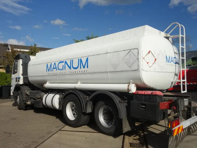 Volvo FM 250 STEELSPRINGS 18000LITERTANK MANUALE FUEL PUMP - Camion citerne: photos 2 Volvo FM 250 STEELSPRINGS 18000LITERTANK MANUALE FUEL PUMP - Camion citerne: photos 2