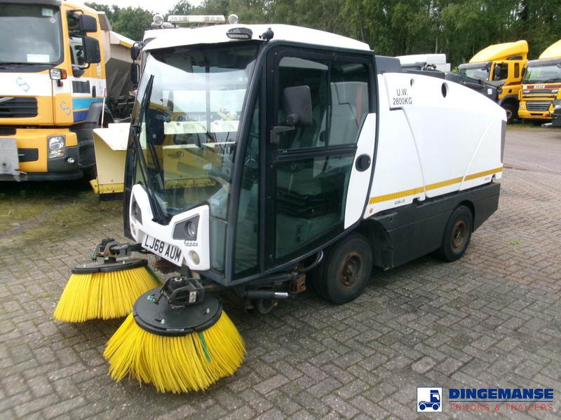 Johnston C202 compact street sweeper - Balayeuse de voirie: photos 1 Johnston C202 compact street sweeper - Balayeuse de voirie: photos 1