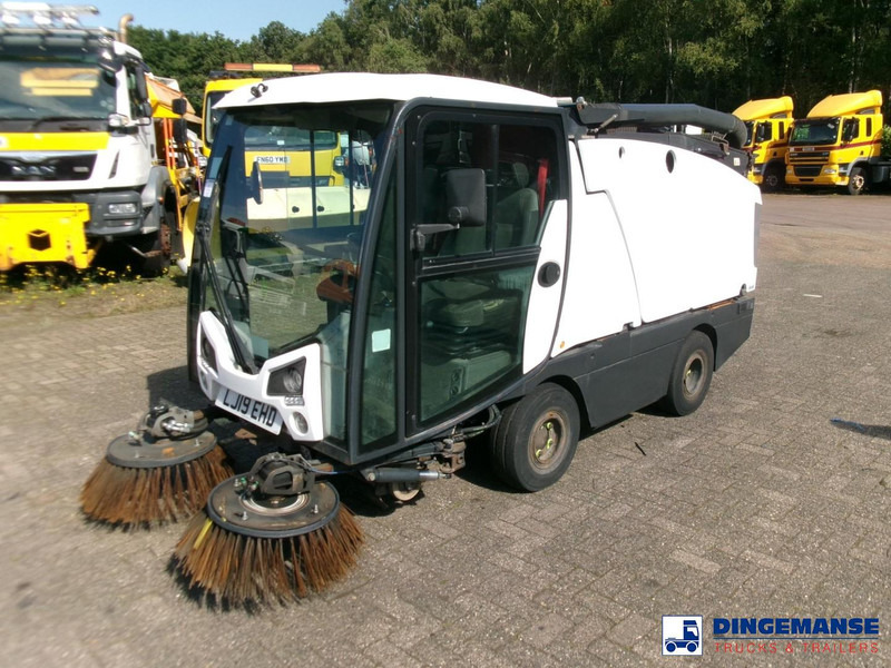 Johnston C202 compact street sweeper - Balayeuse de voirie: photos 1 Johnston C202 compact street sweeper - Balayeuse de voirie: photos 1