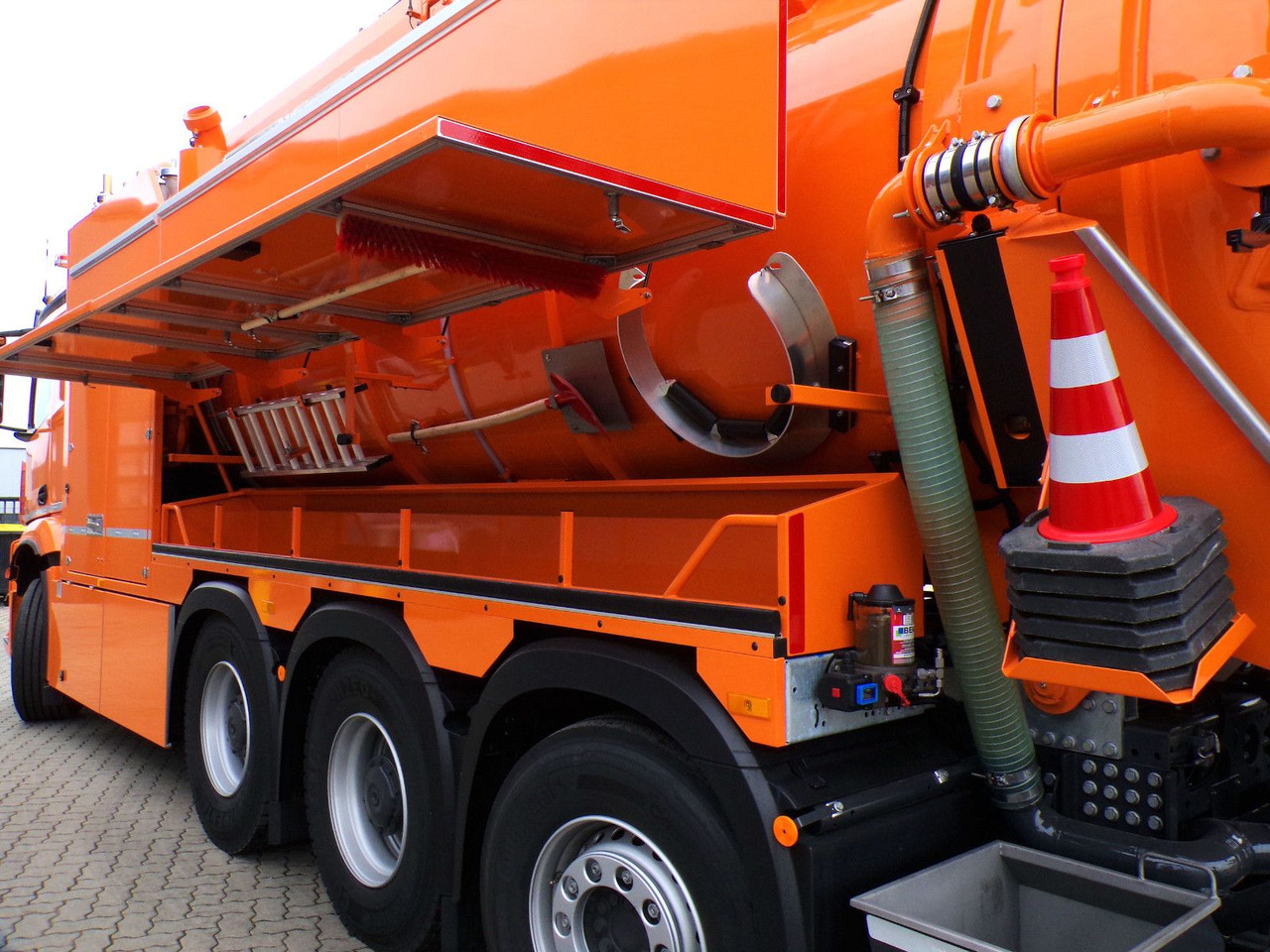 Mercedes-Benz Arocs 3551 8x4 Müller 16mCanalmaster F160EWA WRG - Camion vidangeur: photos 5 Mercedes-Benz Arocs 3551 8x4 Müller 16mCanalmaster F160EWA WRG - Camion vidangeur: photos 5
