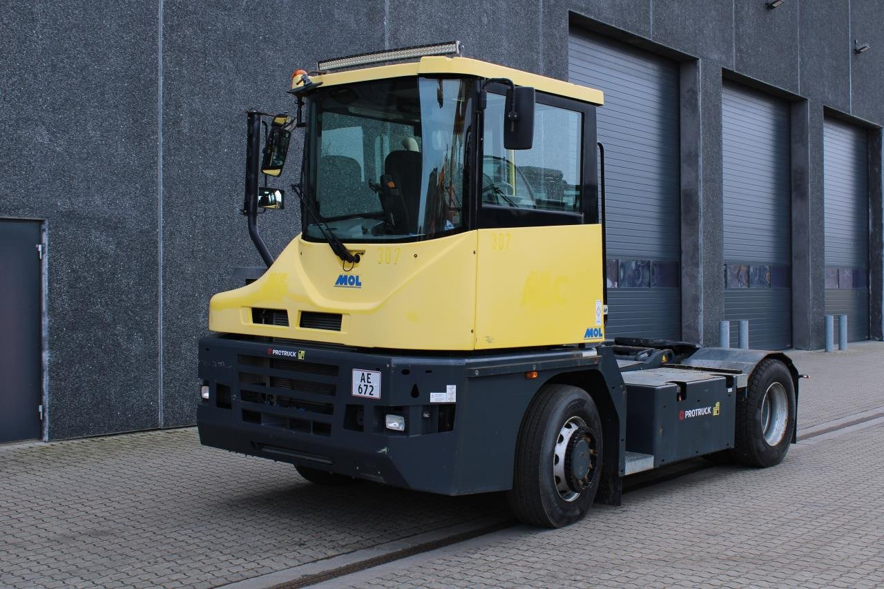 MOL RM255 4X4 - Tracteur portuaire: photos 2 MOL RM255 4X4 - Tracteur portuaire: photos 2