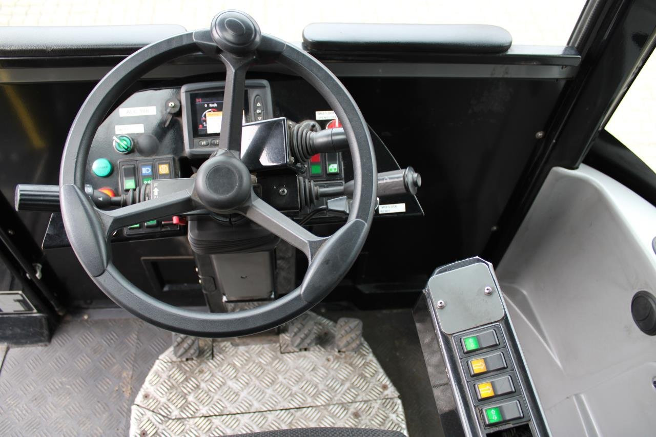 MOL RM255 4X4 - Tracteur portuaire: photos 4 MOL RM255 4X4 - Tracteur portuaire: photos 4