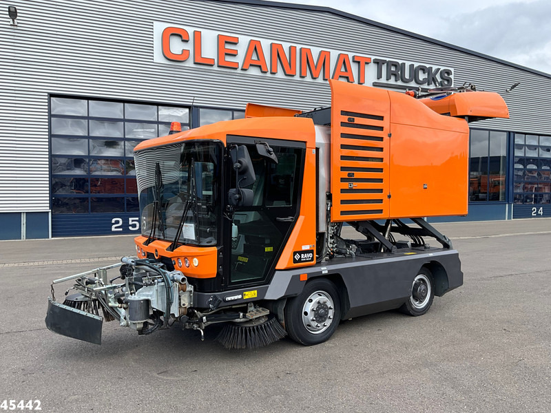 Ravo 540 CD Euro 6 with 3-rd brush - Balayeuse de voirie: photos 1 Ravo 540 CD Euro 6 with 3-rd brush - Balayeuse de voirie: photos 1