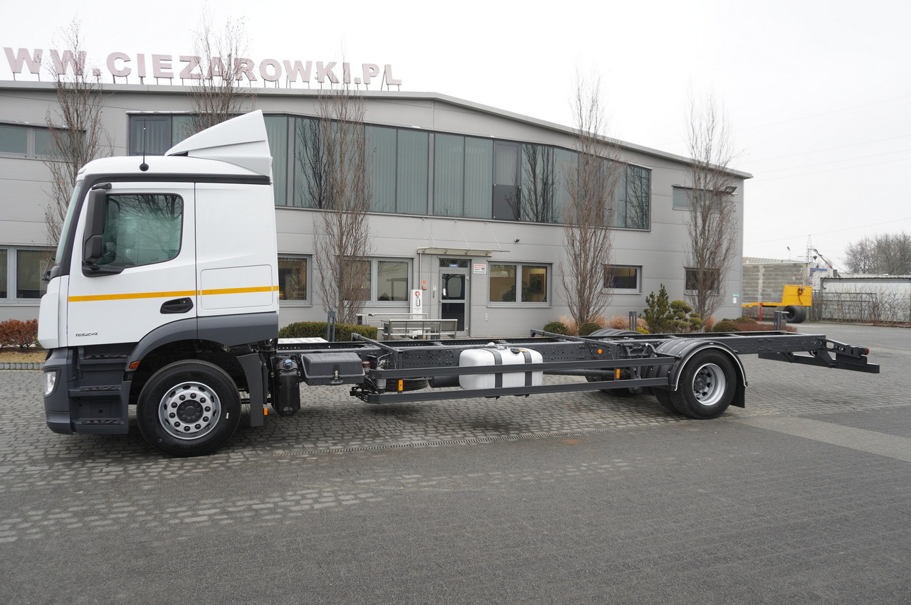 MERCEDES-BENZ Actros 1824 / 9.1 m chassis / sleeping cabin - Châssis cabine: photos 3 MERCEDES-BENZ Actros 1824 / 9.1 m chassis / sleeping cabin - Châssis cabine: photos 3