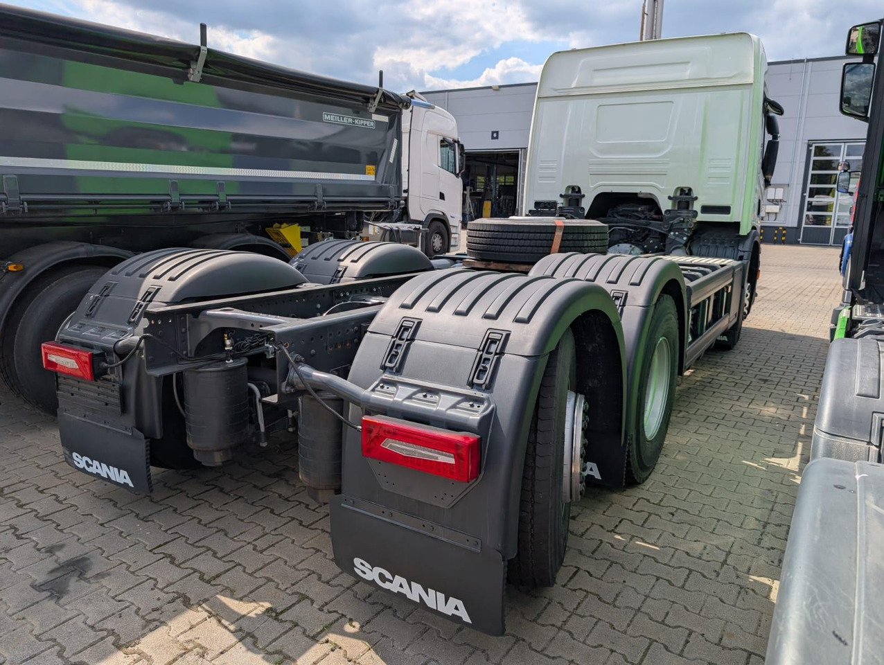 SCANIA P 340 B6x2*4NA / chassis frame / steering axle / CNG / large cab / 8 units - Châssis cabine: photos 3 SCANIA P 340 B6x2*4NA / chassis frame / steering axle / CNG / large cab / 8 units - Châssis cabine: photos 3