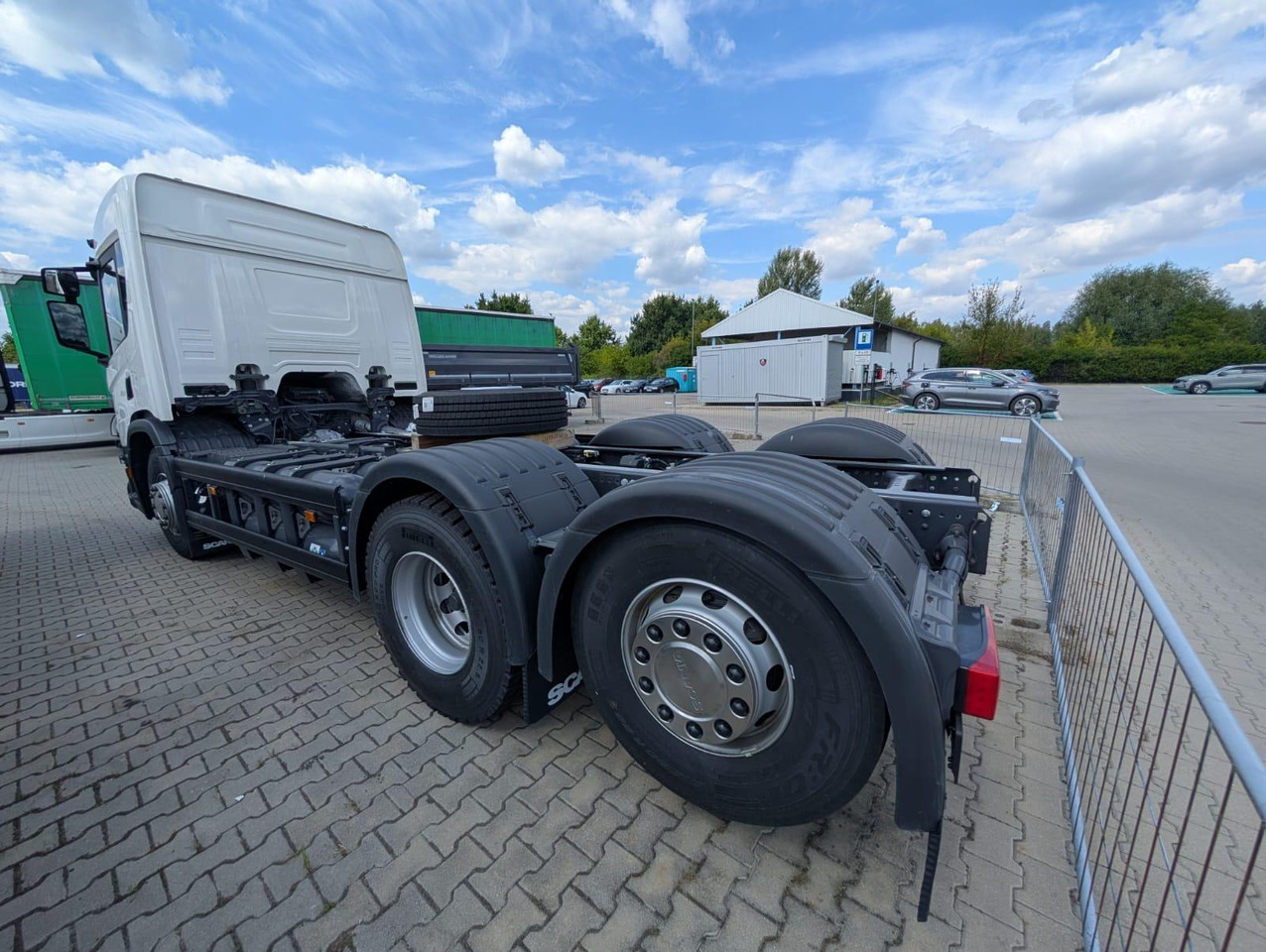 SCANIA P 340 B6x2*4NA / chassis frame / steering axle / CNG / large cab / 8 units - Benne à ordures ménagères: photos 3 SCANIA P 340 B6x2*4NA / chassis frame / steering axle / CNG / large cab / 8 units - Benne à ordures ménagères: photos 3