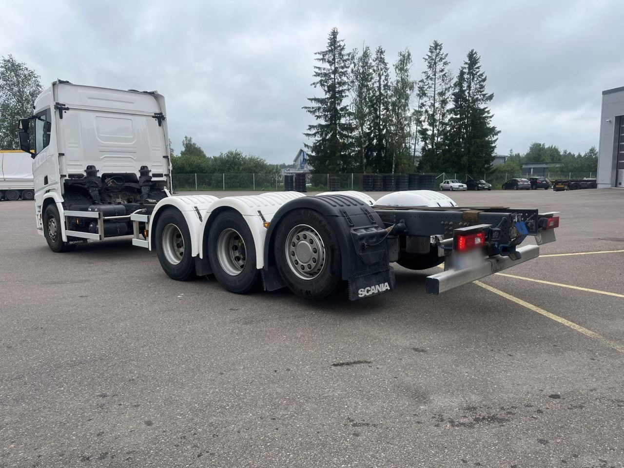 SCANIA R560 B8x4*4 / Chassis / sleeper cab / Power take-off - Camion grue: photos 2 SCANIA R560 B8x4*4 / Chassis / sleeper cab / Power take-off - Camion grue: photos 2