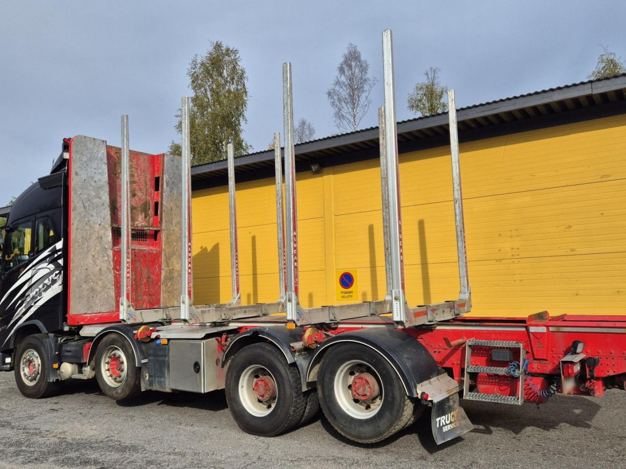 VOLVO FH 750 8x4 / 2 lifted axles / timber truck - Camion grumier: photos 2 VOLVO FH 750 8x4 / 2 lifted axles / timber truck - Camion grumier: photos 2
