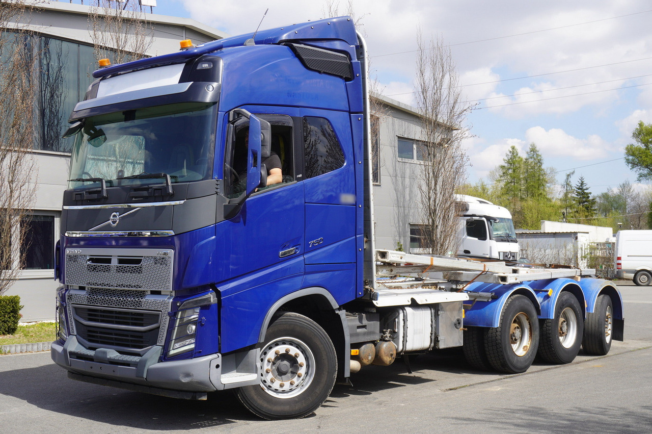 VOLVO FH16 750 8x4 / 750 HP! / 20 t load capacity / stanchion superstructure - Camion grue: photos 3 VOLVO FH16 750 8x4 / 750 HP! / 20 t load capacity / stanchion superstructure - Camion grue: photos 3
