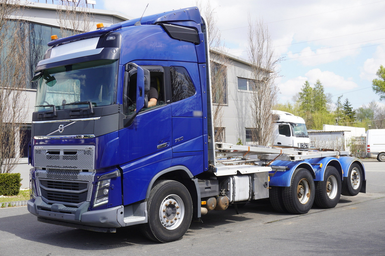 VOLVO FH16 750 8x4 / 750 HP! / 20 t load capacity / stanchion superstructure - Camion grumier: photos 1 VOLVO FH16 750 8x4 / 750 HP! / 20 t load capacity / stanchion superstructure - Camion grumier: photos 1