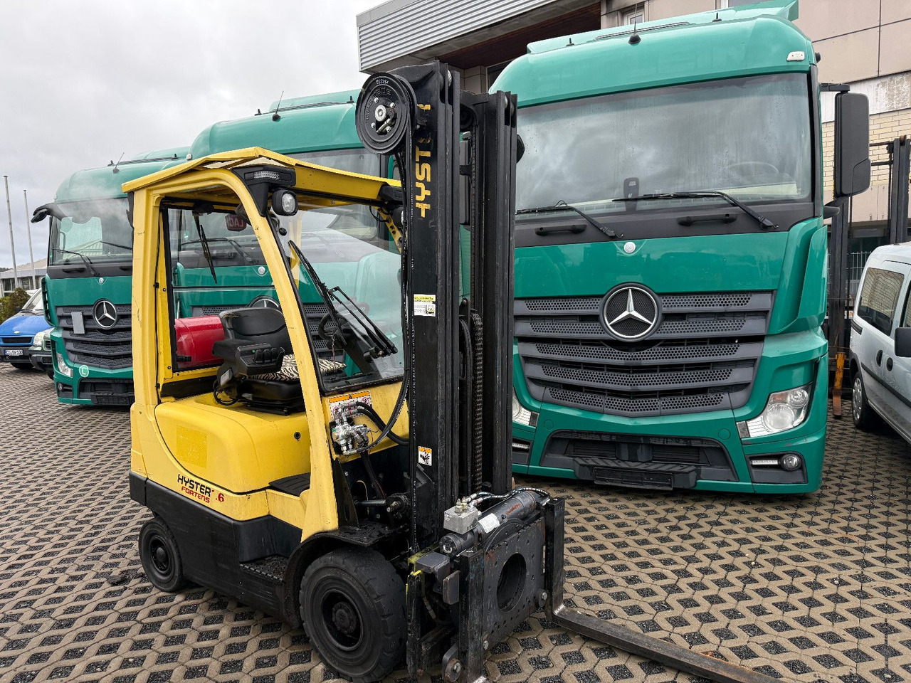 Hyster H1,6 FT drehbare Klammergabel Hyster H1,6 FT drehbare Klammergabel - Chariot élévateur à gaz: photos 1 Hyster H1,6 FT drehbare Klammergabel Hyster H1,6 FT drehbare Klammergabel - Chariot élévateur à gaz: photos 1