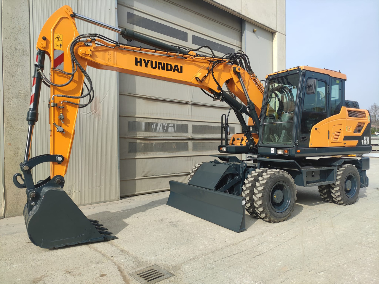 HYUNDAI HW140 - Pelle sur pneus: photos 1 HYUNDAI HW140 - Pelle sur pneus: photos 1